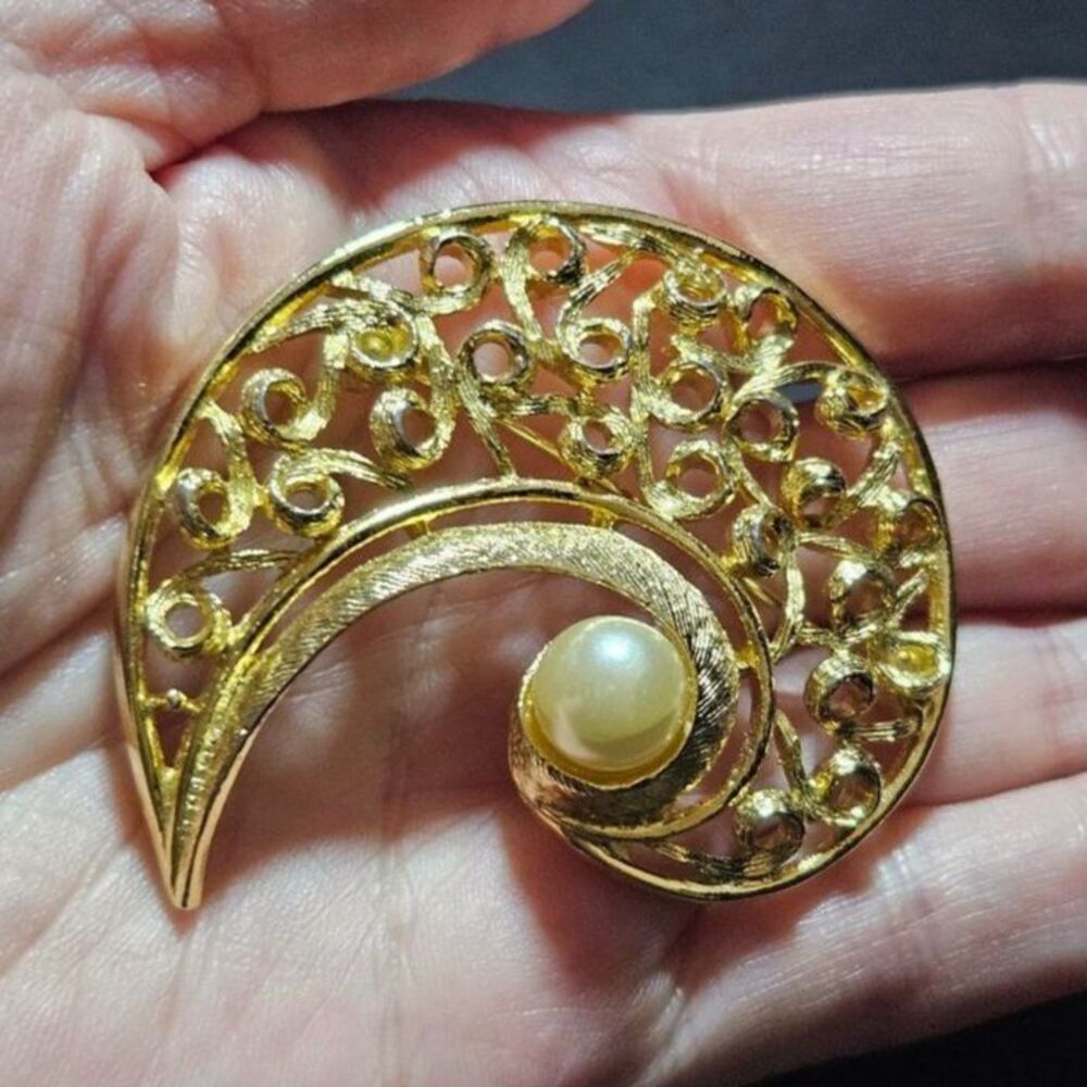 Vintage gold tone faux pearl brooch